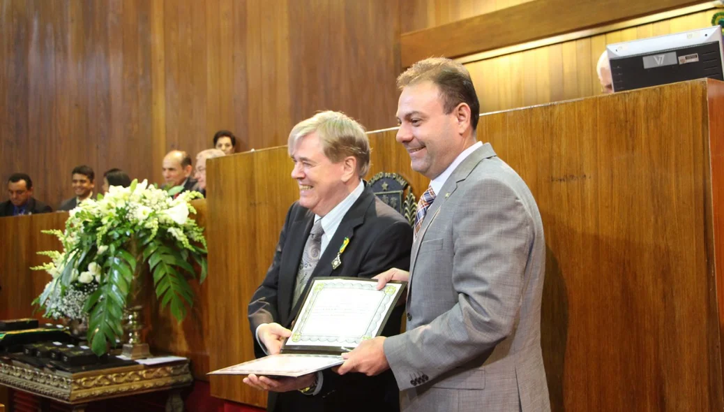 Jeová Alencar entrega medalha a Hugo Napoleão 