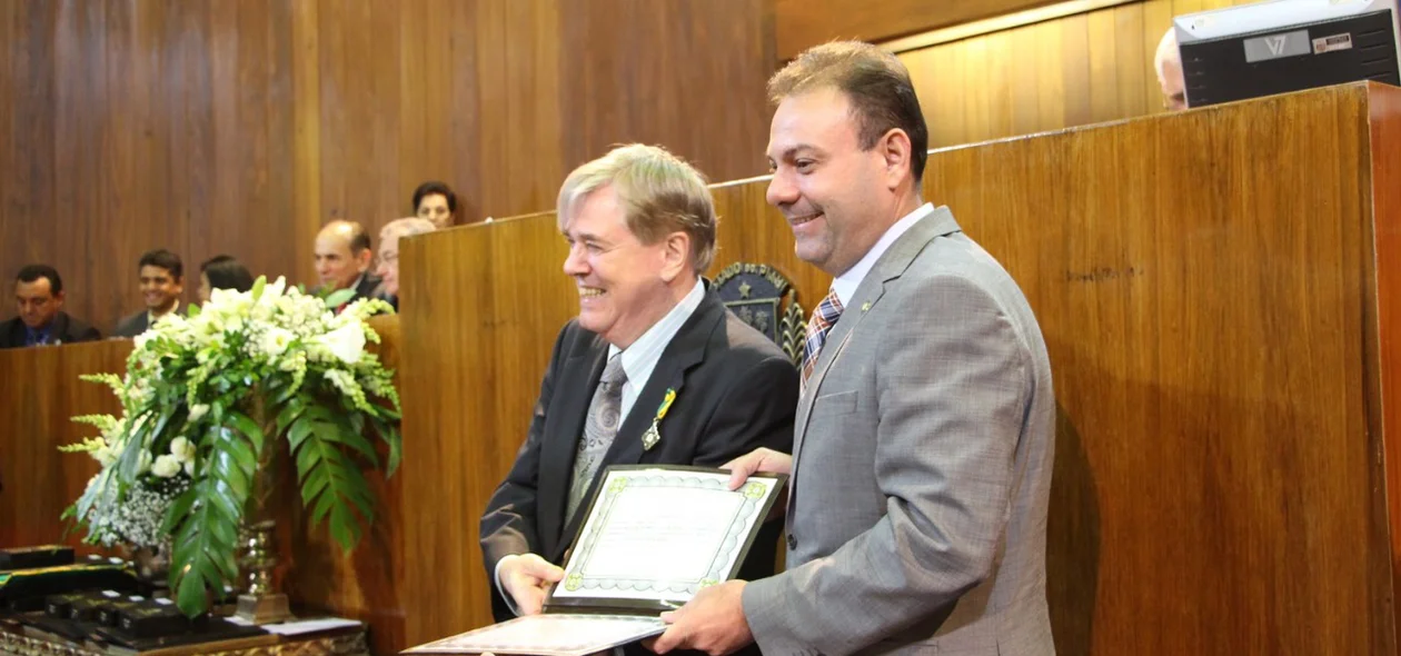 Jeová Alencar entrega medalha a Hugo Napoleão 