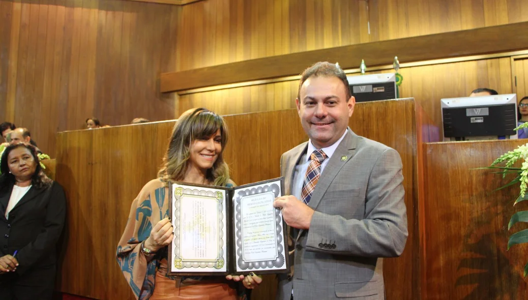 Jeová Alencar entrega medalha 