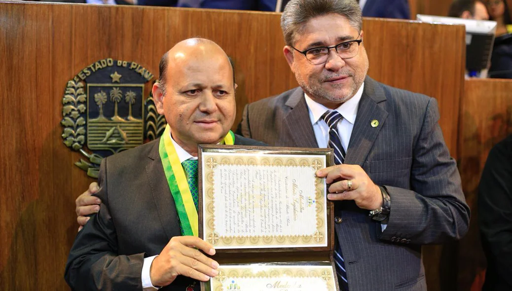 João Mádison entrega homenagem para Zózimo Tavares
