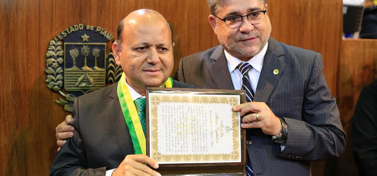 João Mádison entrega homenagem para Zózimo Tavares