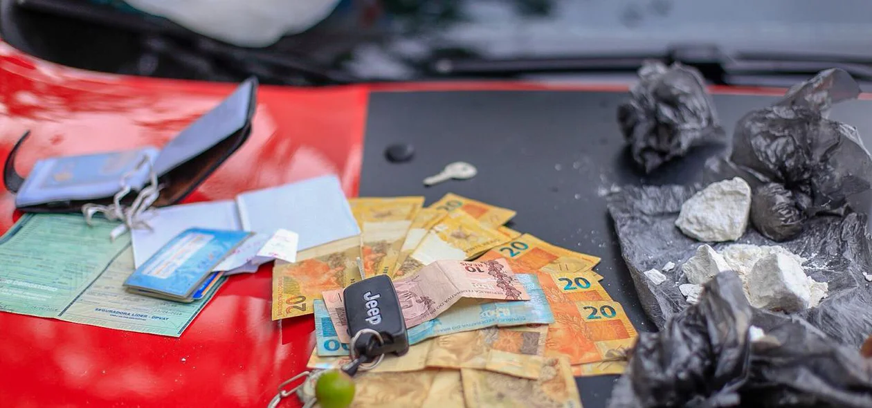 Juntamente com a droga a polícia também apreendeu dinheiro 