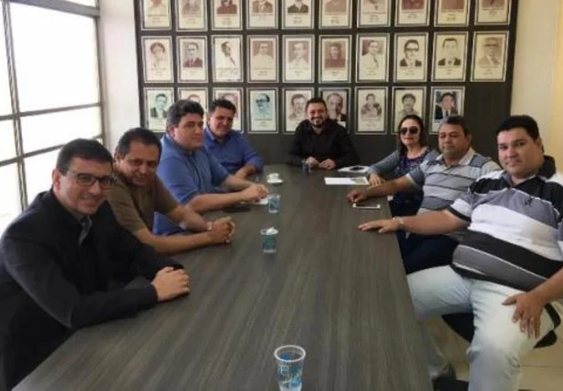 Padre Walmir discute com aliados eleição da Câmara de Picos