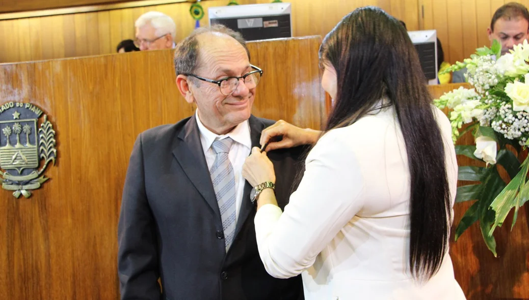 Teresa Britto entrega medalha