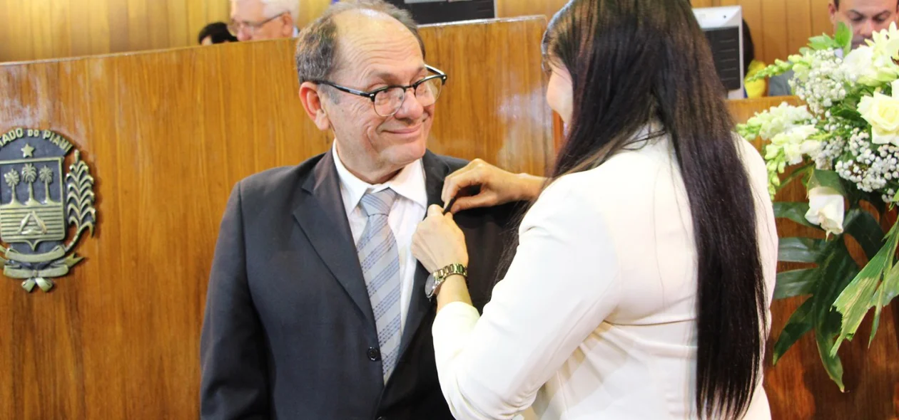 Teresa Britto entrega medalha