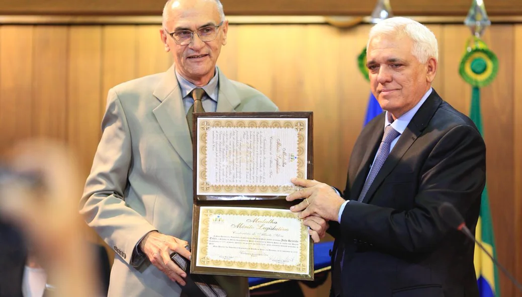Themístocles entrega medalha para homenageado