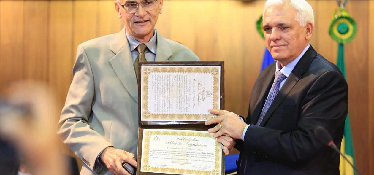 Themístocles entrega medalha para homenageado