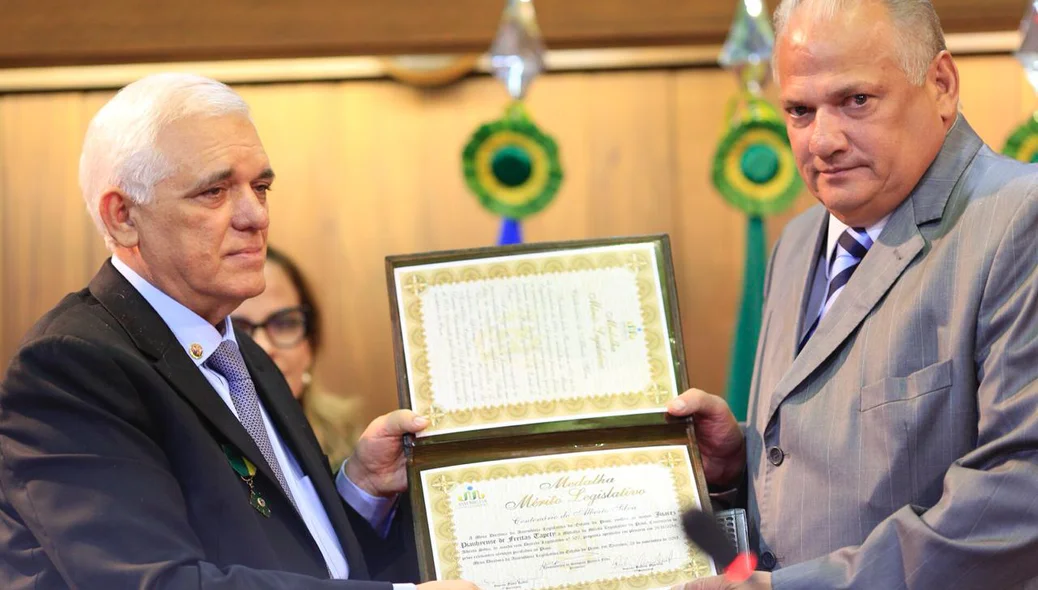 Themístocles Filho entrega medalha para Mauro Tapety 
