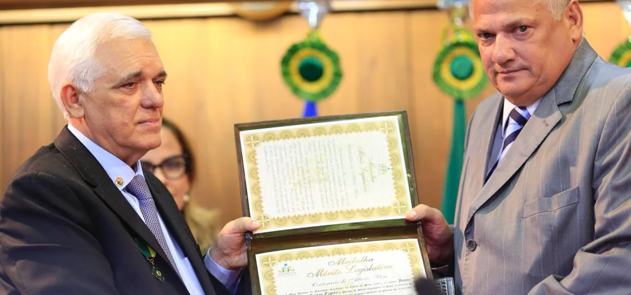 Themístocles Filho entrega medalha para Mauro Tapety 