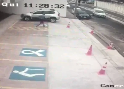 Câmera flagra assalto em clínica na zona leste