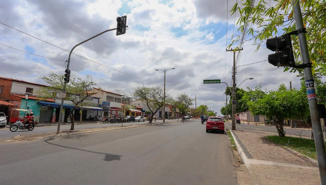 Avenida não tem faixa de pedestre 