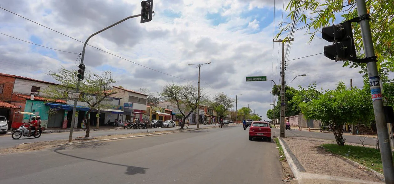 Avenida não tem faixa de pedestre 