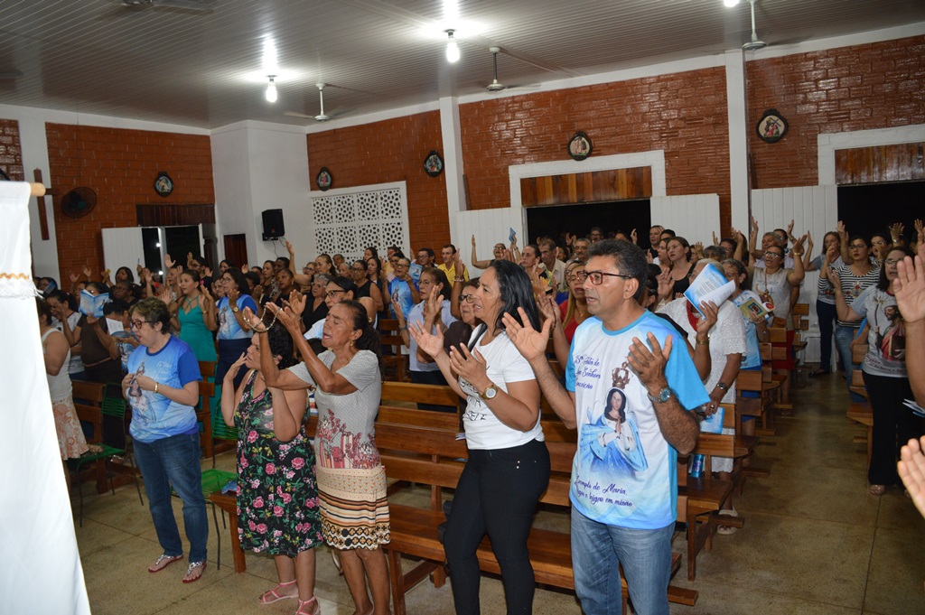Fiéis participam da celebração