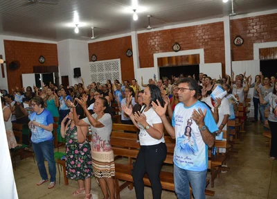 Fiéis participam da celebração