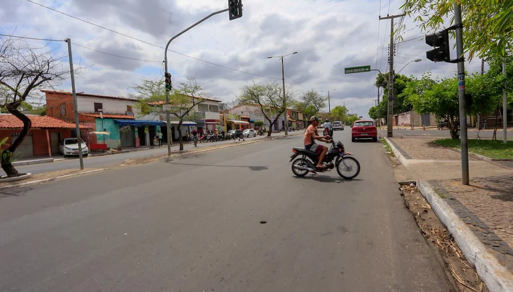 Motociclista reclamam da falta de faixa de pedestre em avenida 