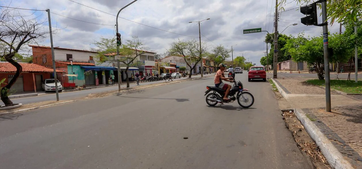 Motociclista reclamam da falta de faixa de pedestre em avenida 