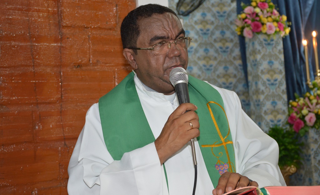 Padre Antônio Cristo preside missa de abertura