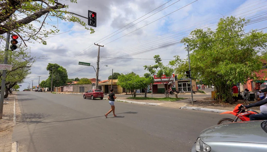 Pedestre atravessando avenida sem faixa 