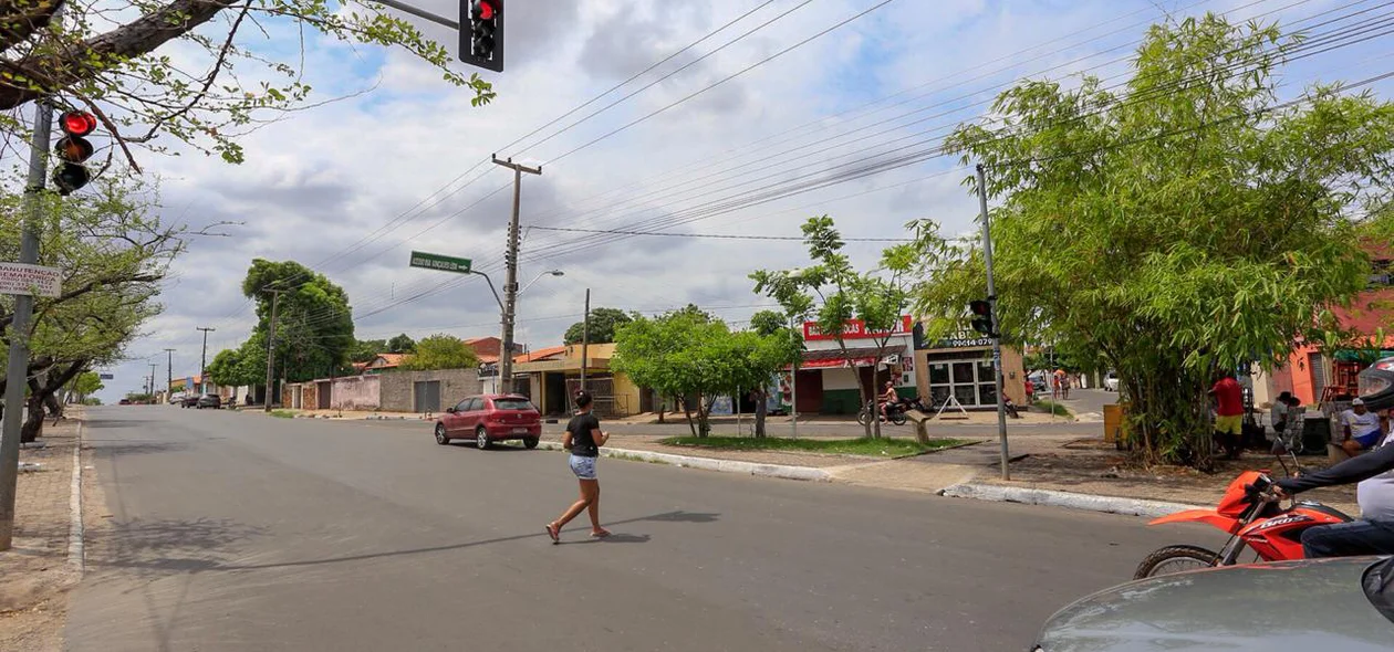 Pedestre atravessando avenida sem faixa 