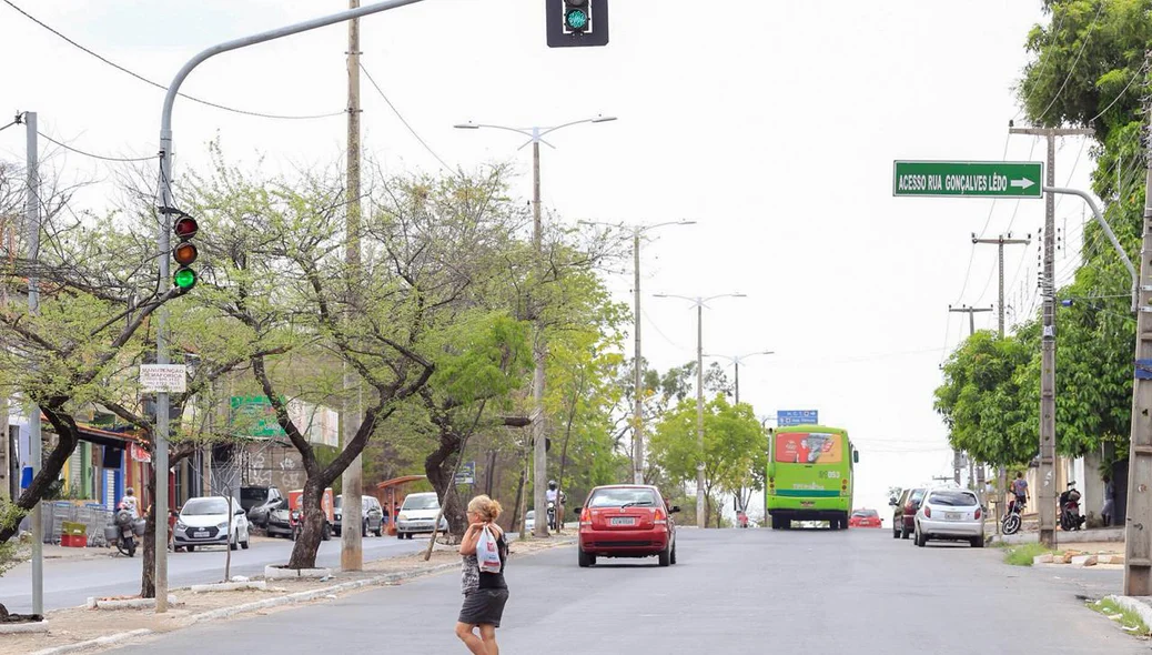 Senhora atravessando a avenida 