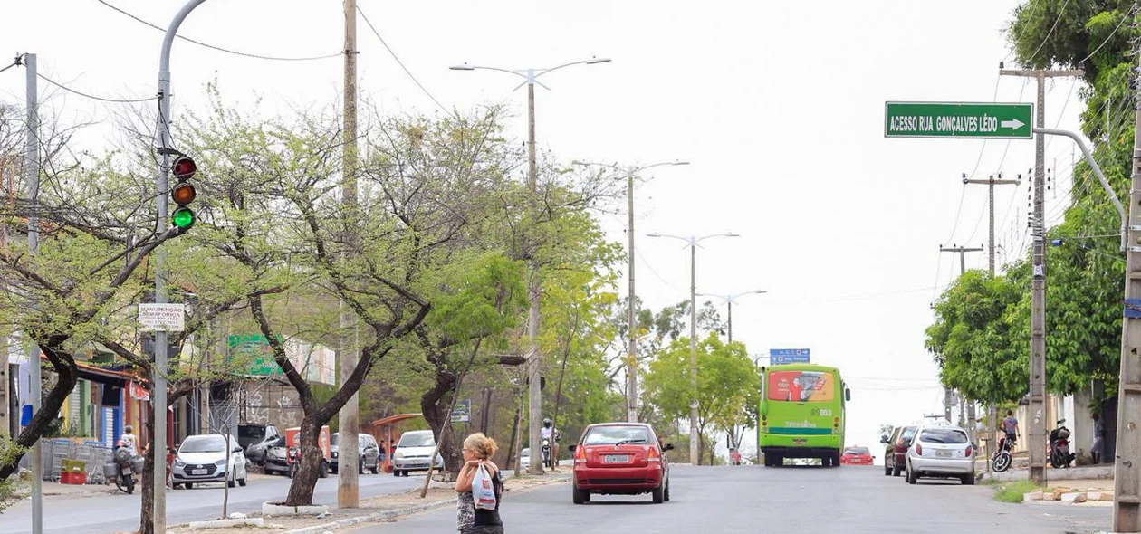 Senhora atravessando a avenida 