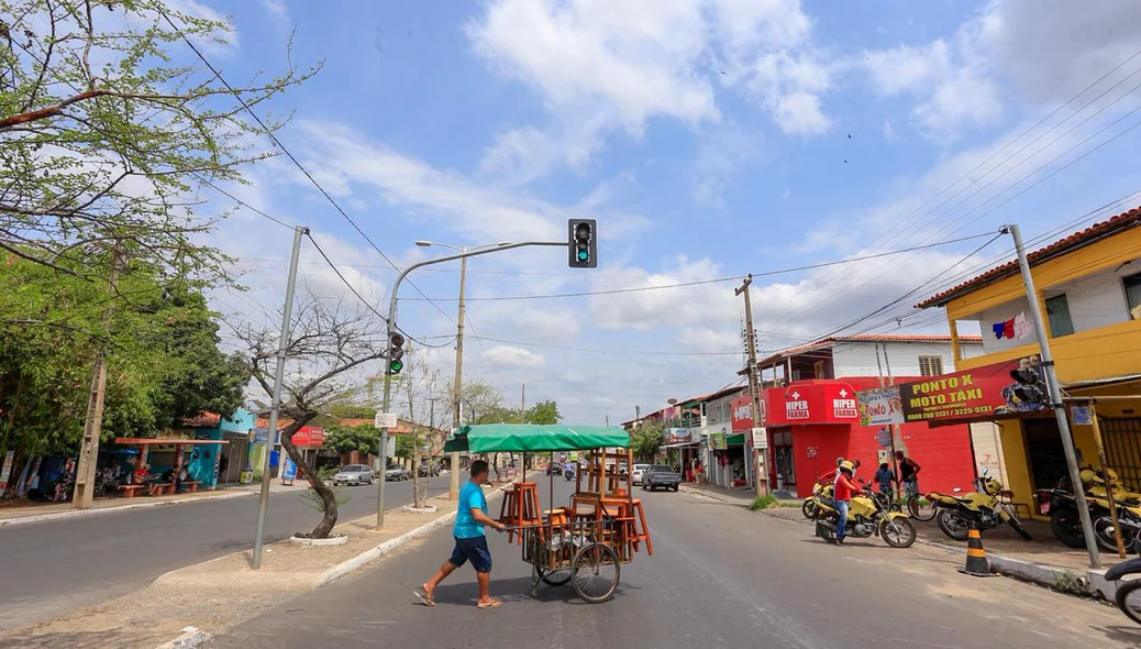 Trabalhador tem dificuldades de atravessar avenida por falta de faixa de pedestre 
