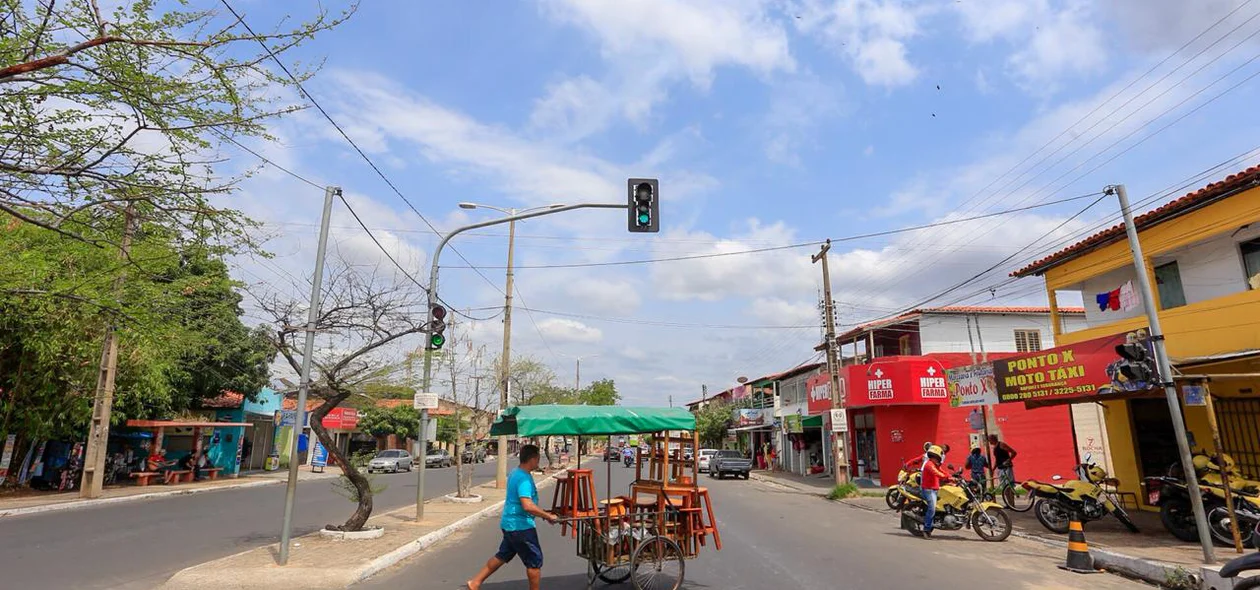 Trabalhador tem dificuldades de atravessar avenida por falta de faixa de pedestre 