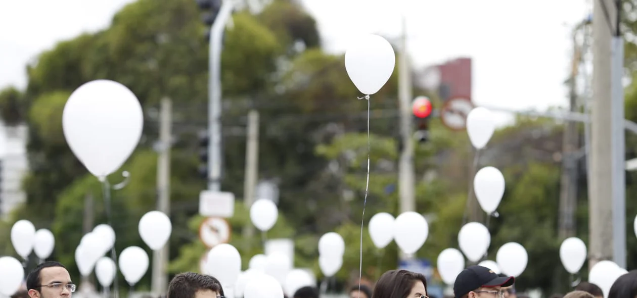Amigos de Rayron Holanda com balões simbolizando a paz 