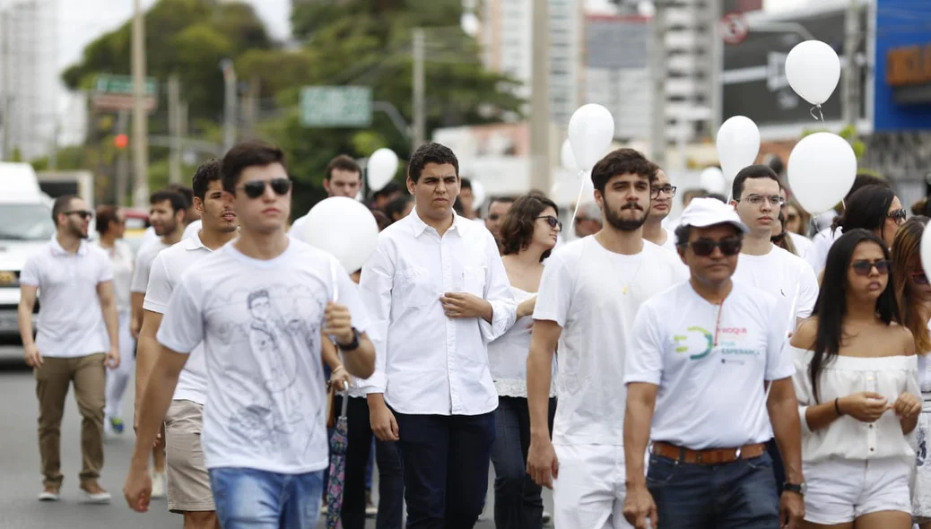 Centenas de pessoas na caminhada