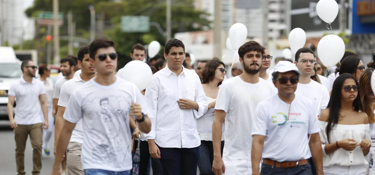 Centenas de pessoas na caminhada