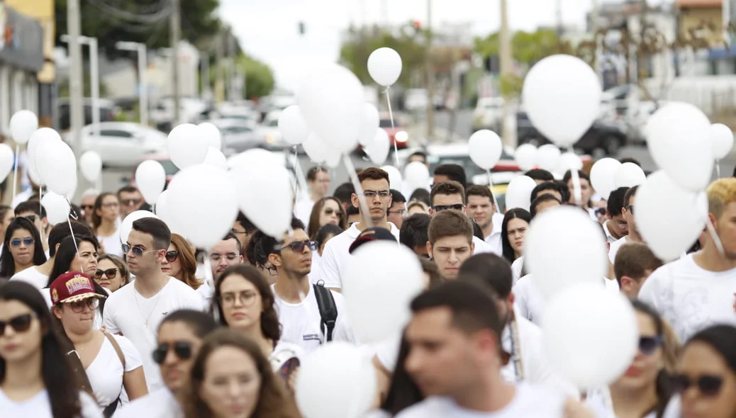 Estudantes e  amigos de Rayron protestam contra a violência
