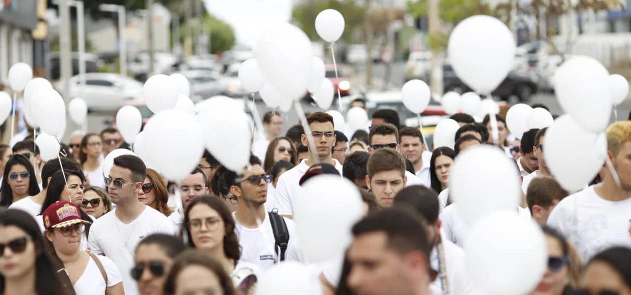 Estudantes e  amigos de Rayron protestam contra a violência