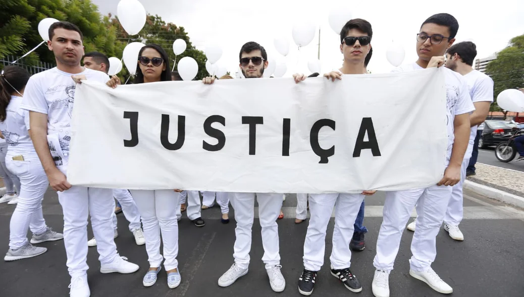 Faixa pedindo justiça