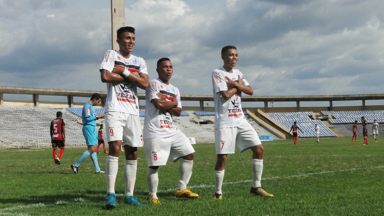 Garotada comemora goleada do River pra cima do Moto Club