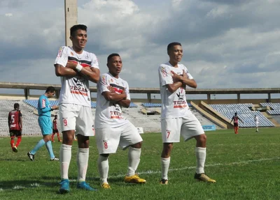 Garotada comemora goleada do River pra cima do Moto Club