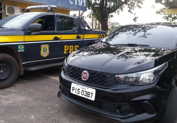 O carro possuía placa clonada e numeração de motor e chassi adulterados