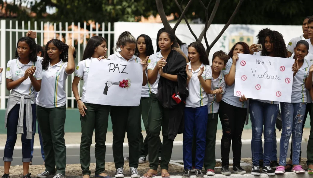 Outros estudantes se unem a caminhada 