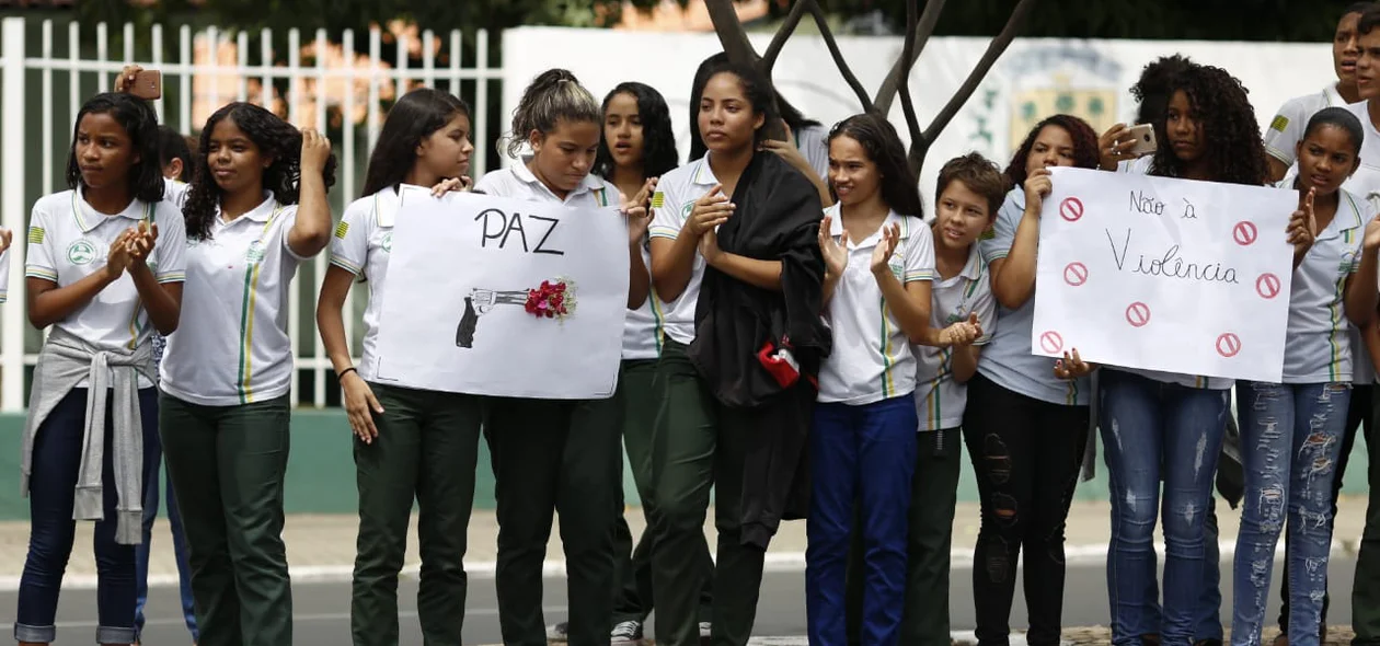 Outros estudantes se unem a caminhada 