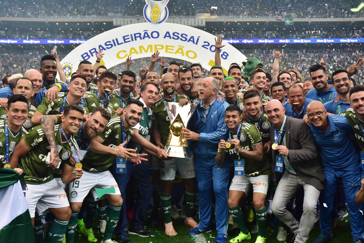 Bolsonaro comemora título com jogadores do Palmeiras