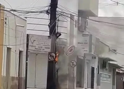 Poste de energia pega fogo