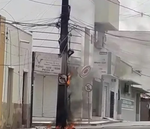 Poste de energia pega fogo