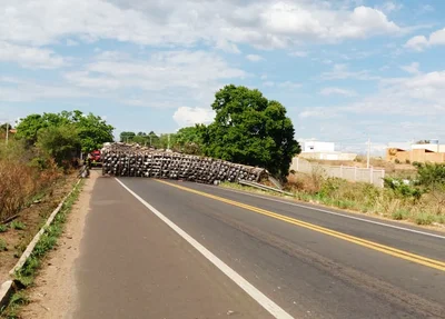 Carreta tombou na BR-343
