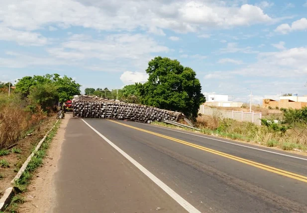 Carreta tombou na BR-343