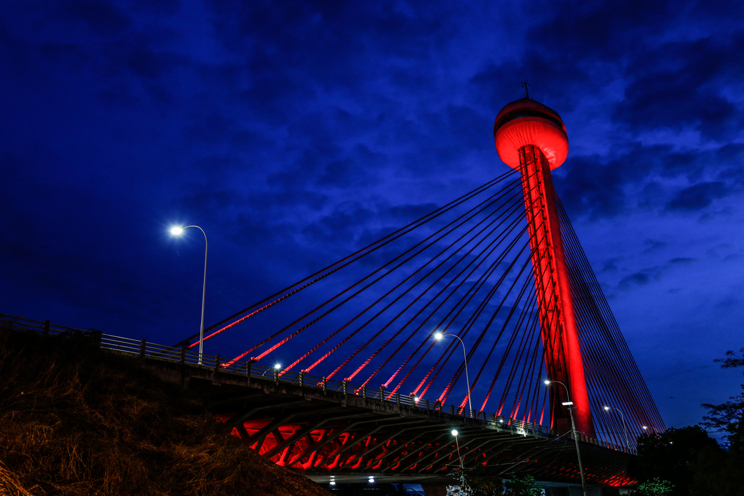 Ponte estaiada recebe iluminação vermelha em dezembro