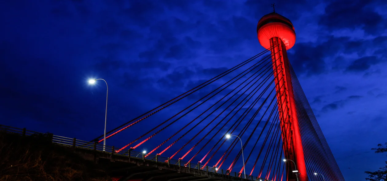 Ponte estaiada recebe iluminação vermelha em dezembro