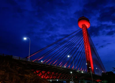 Ponte estaiada recebe iluminação vermelha em dezembro