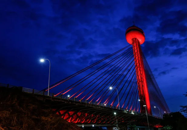 Ponte estaiada recebe iluminação vermelha em dezembro