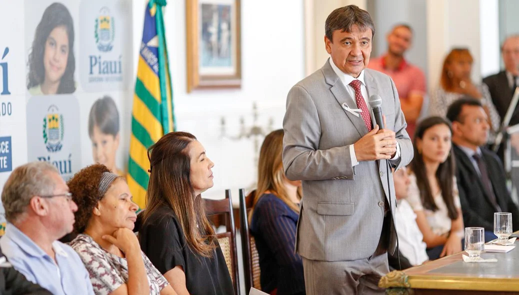 Governador e autoridades no Karnak 