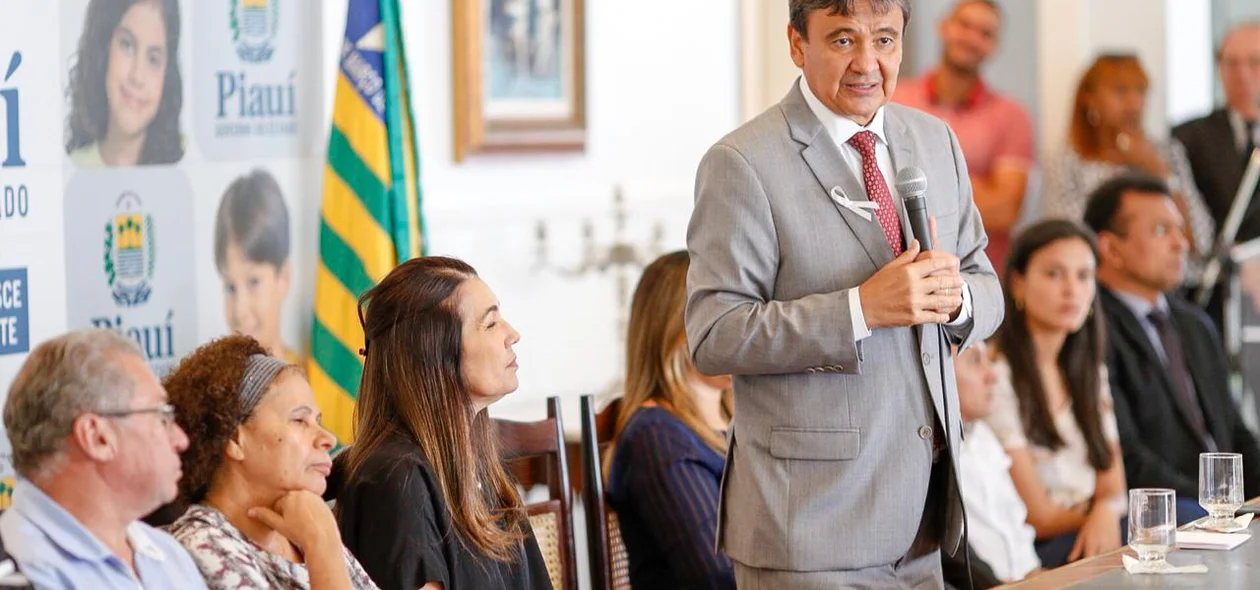 Governador e autoridades no Karnak 