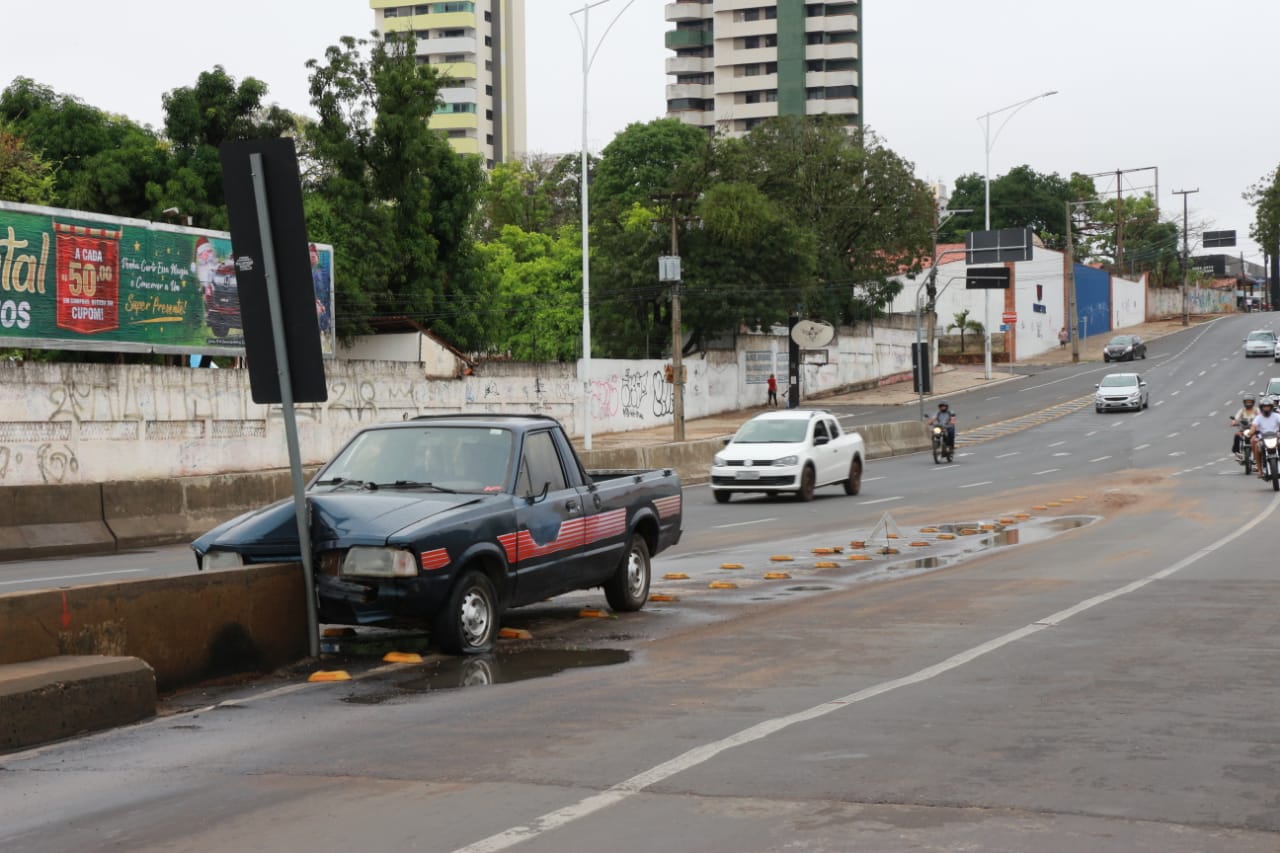 Motorista colidiu o veículo na mureta da pista de acesso da Ponte Juscelino Kubitschek